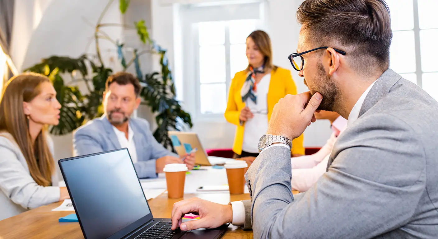 Déléguer sans démissionner : l'art du contrôle